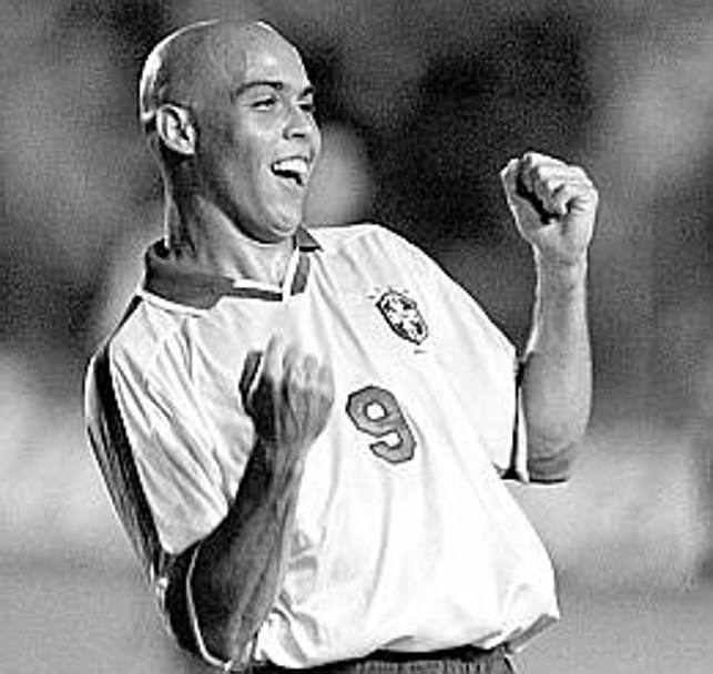 22 giugno 1997, il Fenomeno, soprannome che lo ha accompagnato per gran parte della carriera, durante una partita della nazionale brasiliana contro il Paraguay in Coppa America (Ansa)